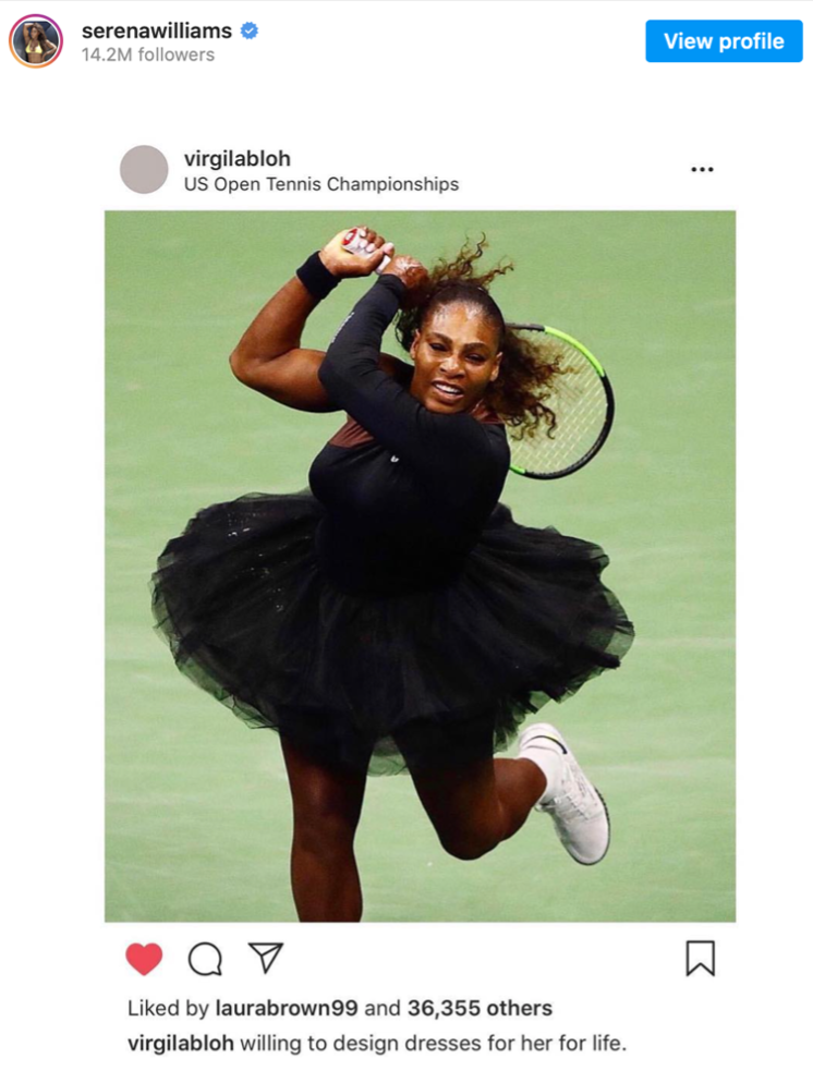 Serena Williams trägt ein Designer-Kleid aus schwarzem Tüll bei einem Tennis-Turnier.